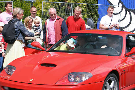 På Gågaden i Aabenraa kan man lørdag den 19. august fra klokken 11 til 13 komme helt tæt på sportsvogne som denne Ferrari 550 Maranello.
